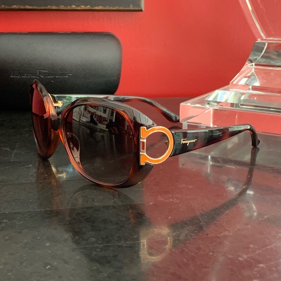SOLD OUT! Salvatore Ferragamo Tortoise Sunglasses NIB - Picture 4 of 12